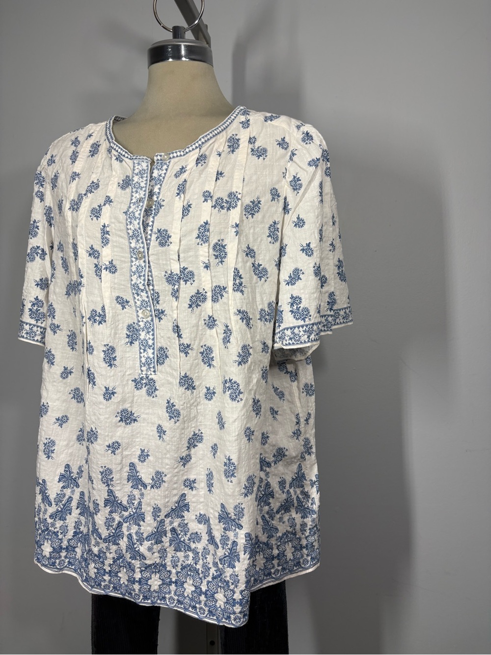 Max Studio White Top with Blue Floral Trim Size 2X